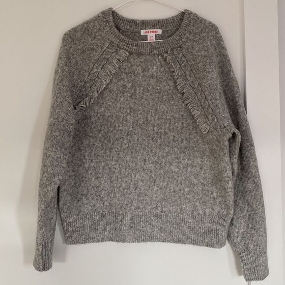 Super soft light gray knit with fringe - Picture 1 of 3